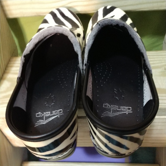 SOLD🦓🦓•Dansko🦓 Women's Clogs Size 37 Designer Zebra Stripes🦓 Patent Leather. - Picture 10 of 12